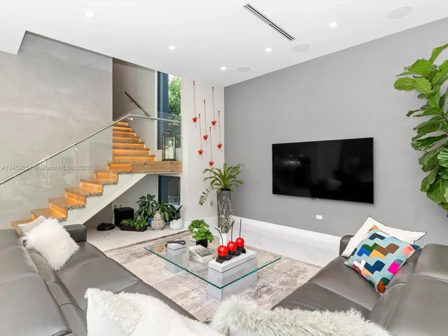 3180 Washington St, Miami FL 33133