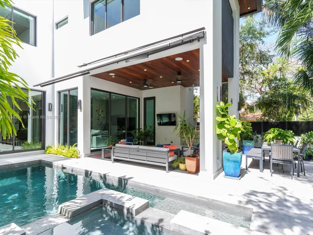 3180 Washington St, Miami FL 33133