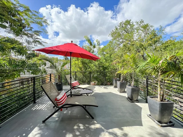 3180 Washington St, Miami FL 33133