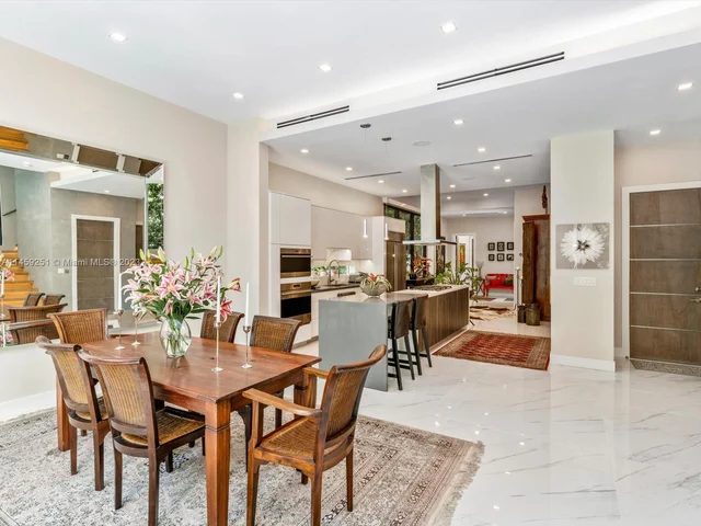 3180 Washington St, Miami FL 33133