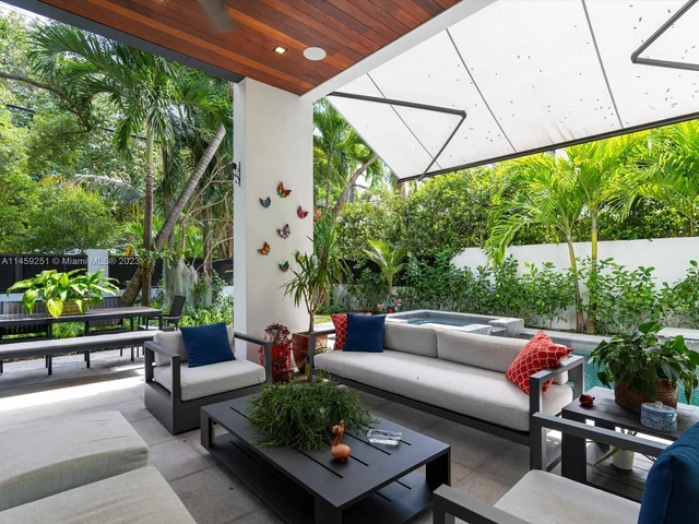 3180 Washington St, Miami FL 33133