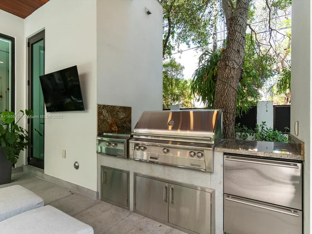 3180 Washington St, Miami FL 33133