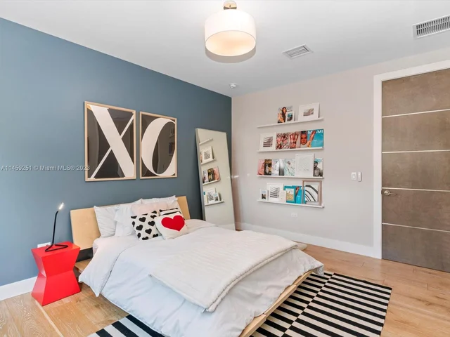 3180 Washington St, Miami FL 33133