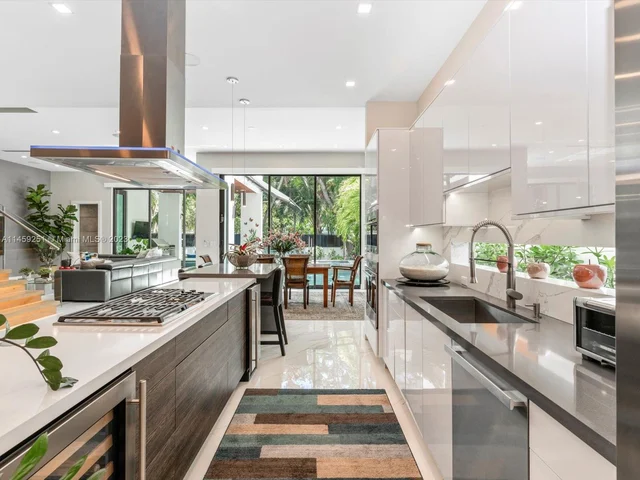 3180 Washington St, Miami FL 33133