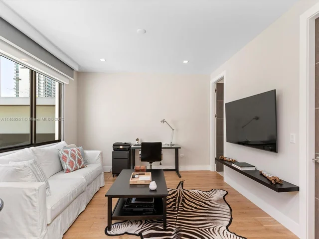 3180 Washington St, Miami FL 33133