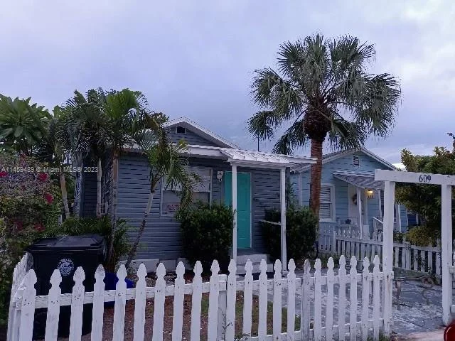 609 N M St, Lake Worth FL 33460