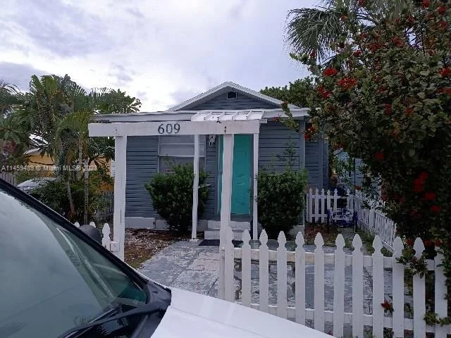 609 N M St, Lake Worth FL 33460