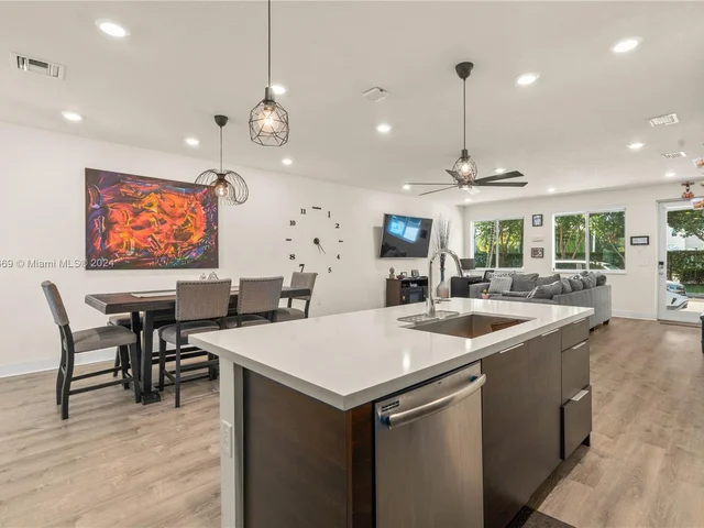 10450 NW 67th St, Doral FL 33178