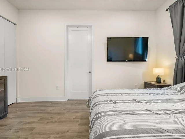 10450 NW 67th St, Doral FL 33178