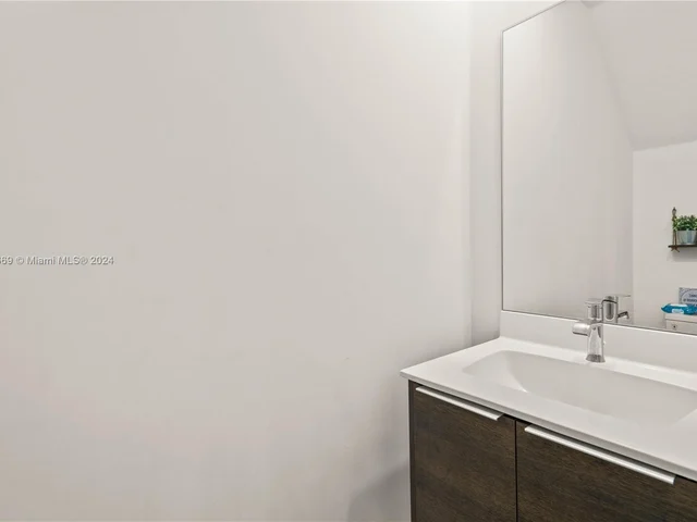 10450 NW 67th St, Doral FL 33178