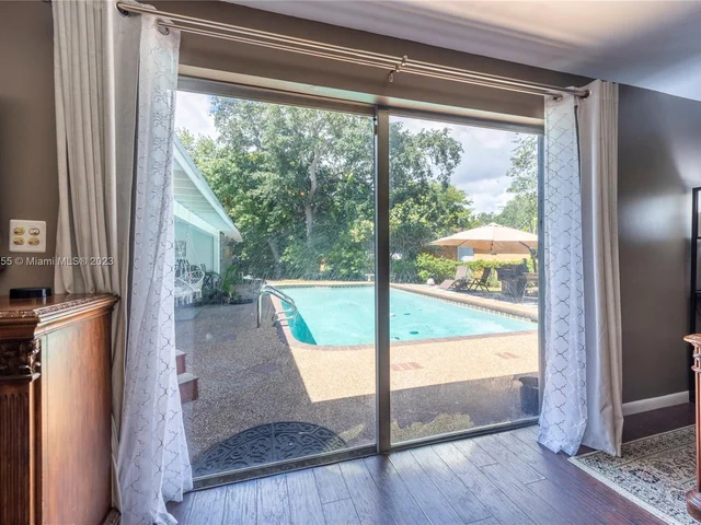 14600 N Spur Dr, Miami FL 33161