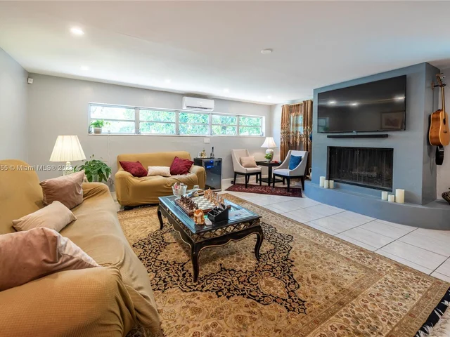 14600 N Spur Dr, Miami FL 33161