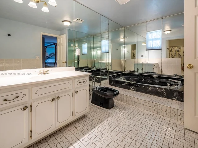 14600 N Spur Dr, Miami FL 33161