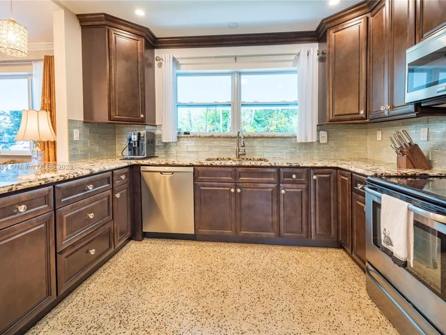 14600 N Spur Dr, Miami FL 33161