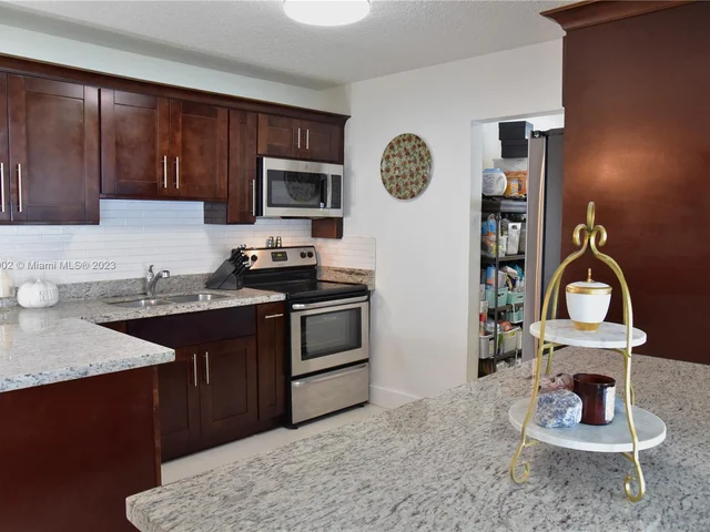 1339 W 83rd St, Hialeah FL 33014