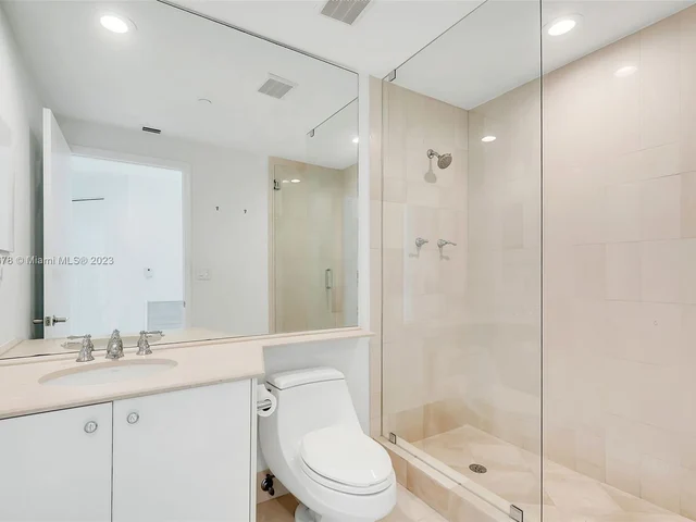 300 S Pointe Dr # 606, Miami Beach FL 33139