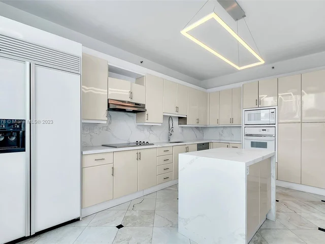 300 S Pointe Dr # 606, Miami Beach FL 33139