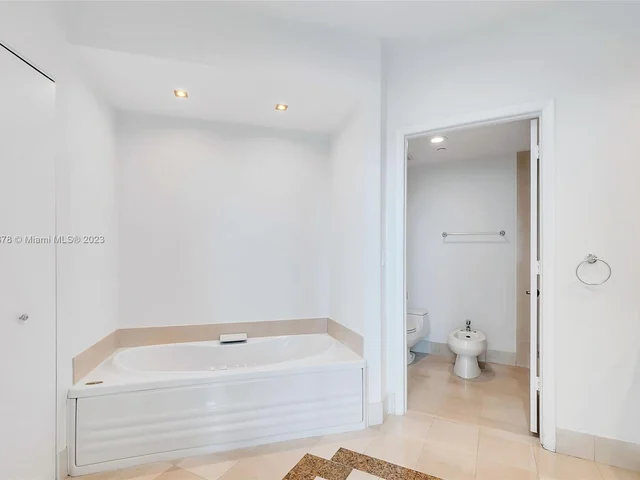 300 S Pointe Dr # 606, Miami Beach FL 33139