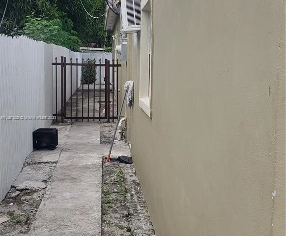 345 NW 75th St, Miami FL 33150