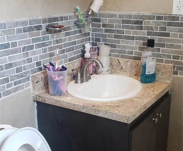 345 NW 75th St, Miami FL 33150