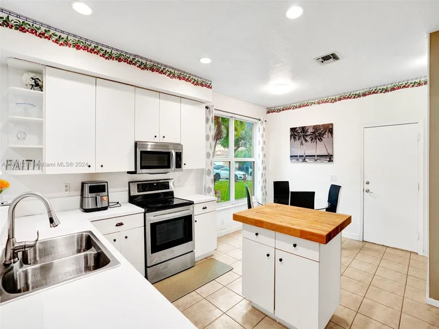 1588 SW 191st Ave, Pembroke Pines FL 33029