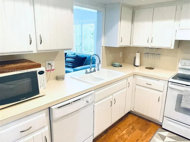 949 NE 24th Ave, Pompano Beach FL 33062