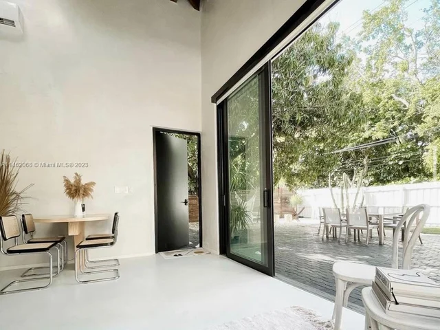 255 NW 40th St, Miami FL 33127