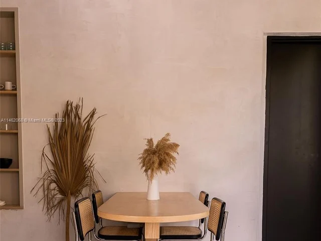 255 NW 40th St, Miami FL 33127