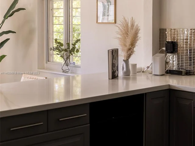 255 NW 40th St, Miami FL 33127