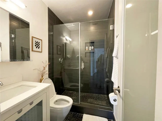 255 NW 40th St, Miami FL 33127