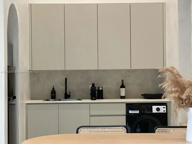 255 NW 40th St, Miami FL 33127