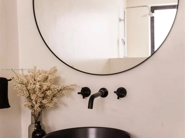 255 NW 40th St, Miami FL 33127