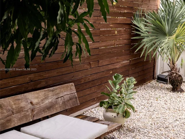 255 NW 40th St, Miami FL 33127