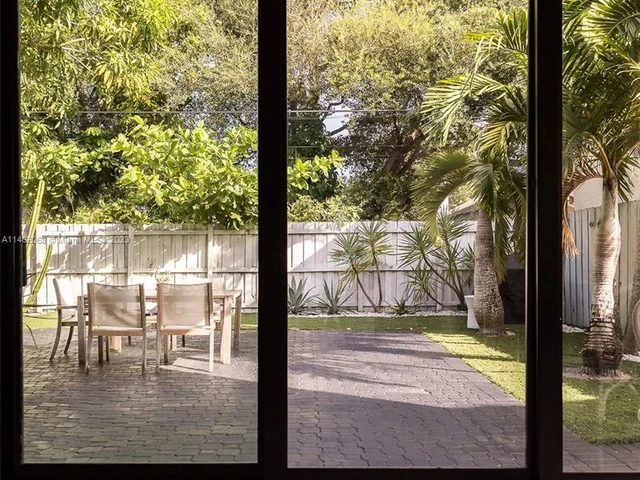 255 NW 40th St, Miami FL 33127