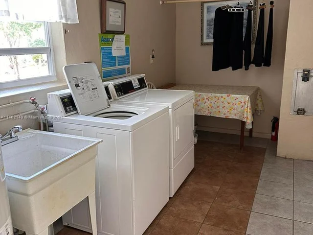 5103 NW 35th St # 501, Lauderdale Lakes FL 33319