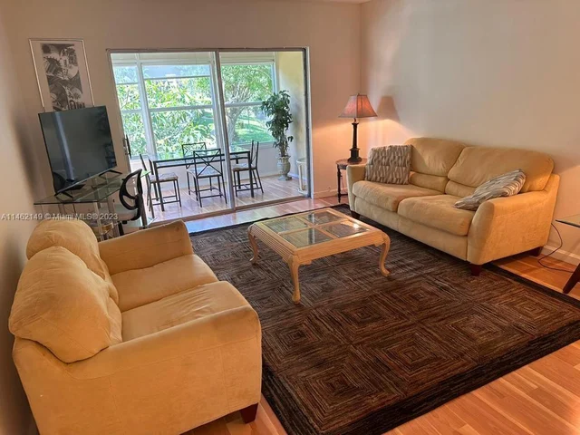 5103 NW 35th St # 501, Lauderdale Lakes FL 33319