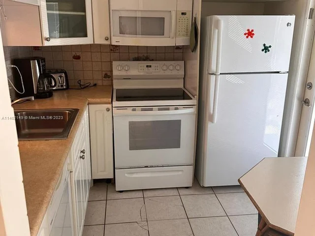 5103 NW 35th St # 501, Lauderdale Lakes FL 33319