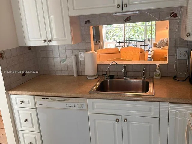 5103 NW 35th St # 501, Lauderdale Lakes FL 33319