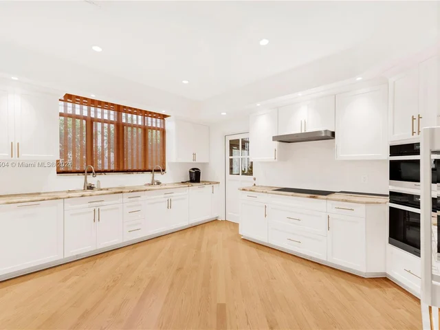 5060 N Bay Rd, Miami Beach FL 33140