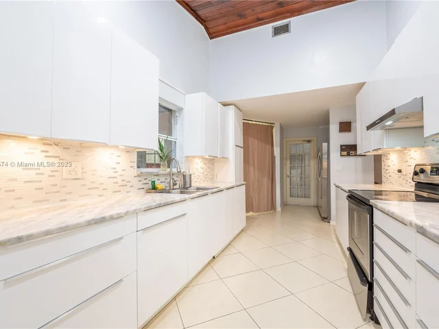 11201 NW 24th St, Plantation FL 33323