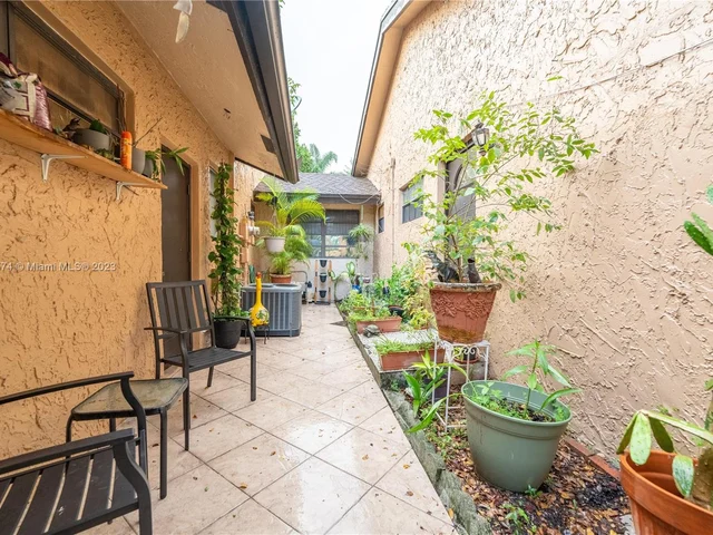 11201 NW 24th St, Plantation FL 33323