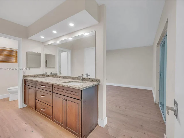 21060 NE 18th Ct, Miami FL 33179