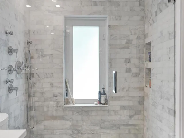 3460 NE 17th Way, Oakland Park FL 33334