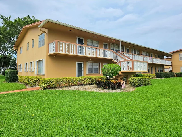 18 Canterbury A # 18, West Palm Beach FL 33417