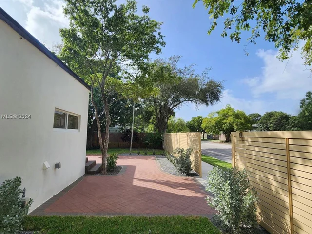 442 NW 46th St, Miami FL 33127