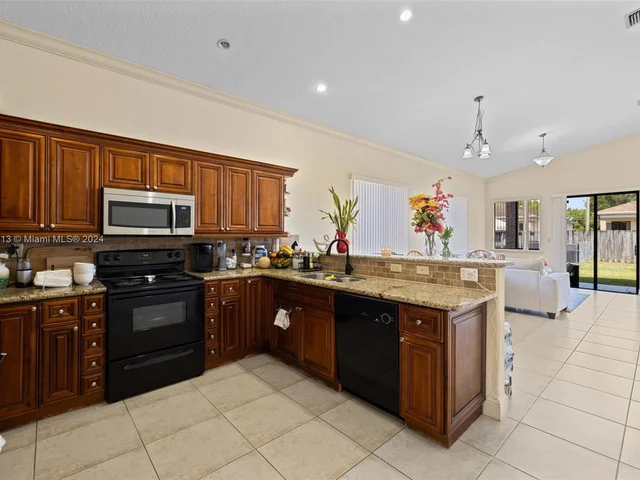 527 NW 19th St, Homestead FL 33030