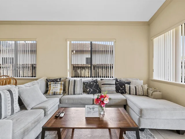 527 NW 19th St, Homestead FL 33030