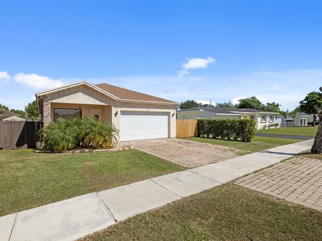 527 NW 19th St, Homestead FL 33030