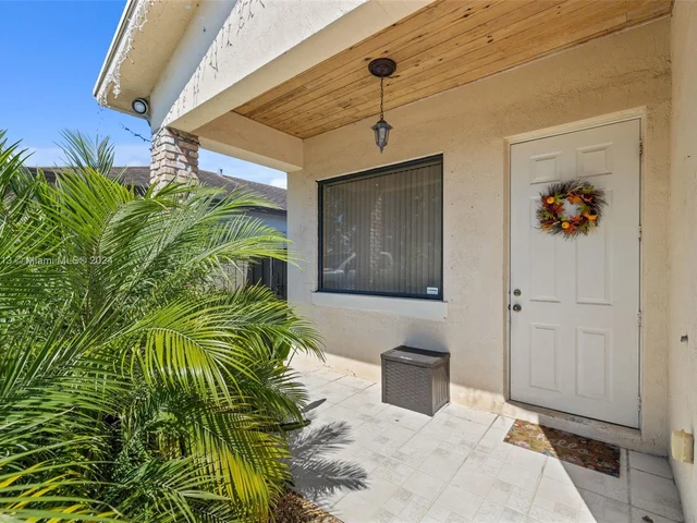 527 NW 19th St, Homestead FL 33030