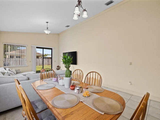 527 NW 19th St, Homestead FL 33030